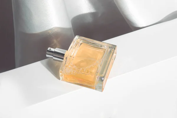 香水香水 香水香水 化妆品造型 奢侈品品牌 白色背景 瓶装玻璃瓶 — 图库照片