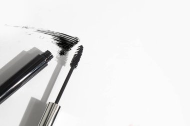 Siyah kirpikler için rimel, beyaz arka planda şişe kabı maketi ürünü, kozmetik marka makyajı, kirpik.