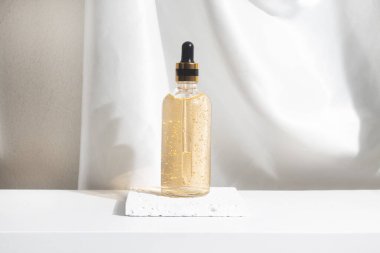 Altın özlü krem losyonu, tıbbi cilt bakımı, beyaz arka planda markalaşma modeli.