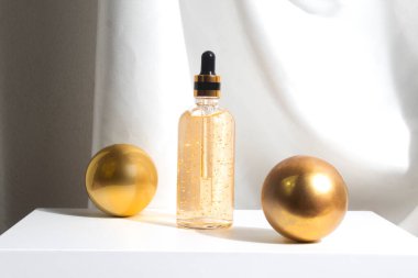 Altın özlü krem losyonu, tıbbi cilt bakımı, beyaz arka planda markalaşma modeli.