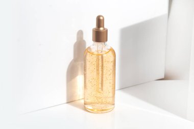 Altın özlü krem losyonu, tıbbi cilt bakımı, beyaz arka planda markalaşma modeli.