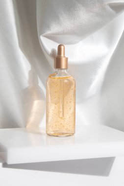 Altın özlü krem losyonu, tıbbi cilt bakımı, beyaz arka planda markalaşma modeli.