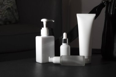 Tıbbi cilt bakımı şişesinin maketi güzellik makyaj tüpü yüz makyajı, tedavi temizleyici yüz.