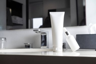 Tıbbi cilt bakımı şişesinin maketi güzellik makyaj tüpü yüz makyajı, tedavi temizleyici yüz.