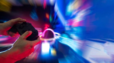 Player online oyun oynuyor oyun kumandası neon ışıklı karanlık siber punk odasında, oyun ve e-spor meydan okuma turnuva canlı ev içinde analog cihazlı flama