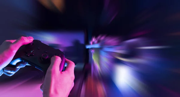 Gamer Jugando Juego Línea Con Controlador Joystick Neón Brillo Oscuro —  Fotos de Stock