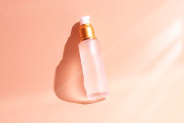 Tıbbi cilt bakımı şişesi kozmetik makyaj tüpü yüz bakımı, yüz temizleyici yüz köpüğü güzellik sağlık hizmetleri ambalajı su sıçraması.