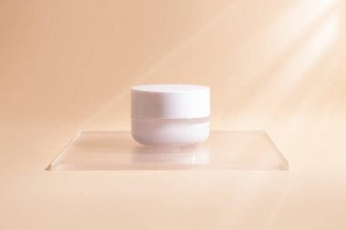 Tıbbi cilt bakımı şişesi kozmetik makyaj tüpü yüz bakımı, yüz temizleyici yüz köpüğü güzellik sağlık hizmetleri ambalajı su sıçraması.