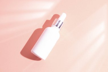 Tıbbi cilt bakımı şişesi kozmetik makyaj tüpü yüz bakımı, yüz temizleyici yüz köpüğü güzellik sağlık hizmetleri ambalajı su sıçraması.