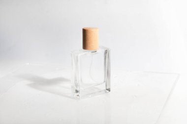 Tıbbi cilt bakımı şişesi kozmetik makyaj tüpü yüz bakımı, yüz temizleyici yüz köpüğü güzellik sağlık hizmetleri ambalajı su sıçraması.