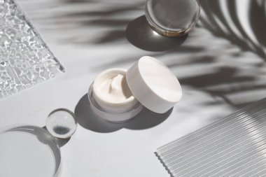 Parfüm şişesinin maketi güzellik makyaj tüpü yüz temizleyici yüz köpüğü güzellik sağlık hizmetleri ambalajı su sıçraması.