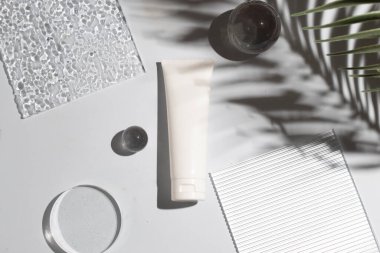 Parfüm şişesinin maketi güzellik makyaj tüpü yüz temizleyici yüz köpüğü güzellik sağlık hizmetleri ambalajı su sıçraması.