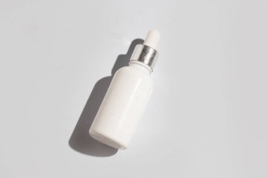 Parfüm şişesinin maketi güzellik makyaj tüpü yüz temizleyici yüz köpüğü güzellik sağlık hizmetleri ambalajı su sıçraması.