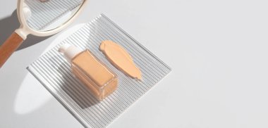 Parfüm şişesinin maketi güzellik makyaj tüpü yüz temizleyici yüz köpüğü güzellik sağlık hizmetleri ambalajı su sıçraması.