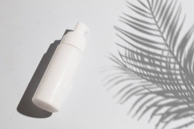 Parfüm şişesinin maketi güzellik makyaj tüpü yüz temizleyici yüz köpüğü güzellik sağlık hizmetleri ambalajı su sıçraması.