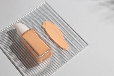 Parfüm şişesinin maketi güzellik makyaj tüpü yüz temizleyici yüz köpüğü güzellik sağlık hizmetleri ambalajı su sıçraması.