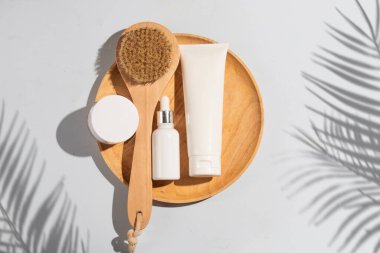 Parfüm şişesinin maketi güzellik makyaj tüpü yüz temizleyici yüz köpüğü güzellik sağlık hizmetleri ambalajı su sıçraması.