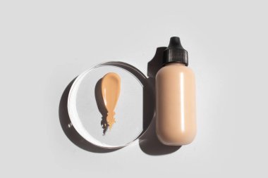 Parfüm şişesinin maketi güzellik makyaj tüpü yüz temizleyici yüz köpüğü güzellik sağlık hizmetleri ambalajı su sıçraması.