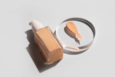 Parfüm şişesinin maketi güzellik makyaj tüpü yüz temizleyici yüz köpüğü güzellik sağlık hizmetleri ambalajı su sıçraması.