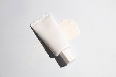 Parfüm şişesinin maketi güzellik makyaj tüpü yüz temizleyici yüz köpüğü güzellik sağlık hizmetleri ambalajı su sıçraması.