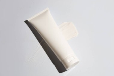 Parfüm şişesinin maketi güzellik makyaj tüpü yüz temizleyici yüz köpüğü güzellik sağlık hizmetleri ambalajı su sıçraması.