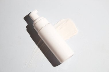 Parfüm şişesinin maketi güzellik makyaj tüpü yüz temizleyici yüz köpüğü güzellik sağlık hizmetleri ambalajı su sıçraması.