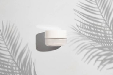 Parfüm şişesinin maketi güzellik makyaj tüpü yüz temizleyici yüz köpüğü güzellik sağlık hizmetleri ambalajı su sıçraması.