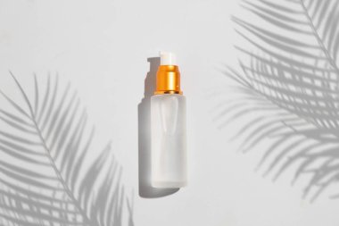 Parfüm şişesinin maketi güzellik makyaj tüpü yüz temizleyici yüz köpüğü güzellik sağlık hizmetleri ambalajı su sıçraması.