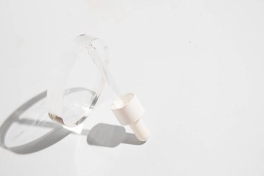 Parfüm şişesinin maketi güzellik makyaj tüpü yüz temizleyici yüz köpüğü güzellik sağlık hizmetleri ambalajı su sıçraması.