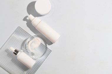 Parfüm, cilt bakımı, makyaj malzemesi makyaj tüpü, yüz temizleme, yüz temizleme köpüğü, güzellik sağlık hizmetleri ambalajı.