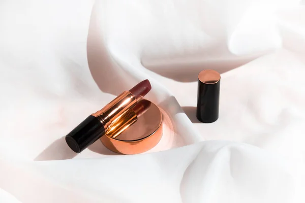 Mockup Dari Lipstik Red Gloss Kontainer Tabung Kosmetik Dari Wajah — Stok Foto
