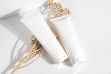 Cilt bakımı için makyaj tüpü. Kozmetik yaz kremi, ürün markalaşması, krem losyonu.