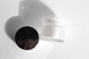 Cilt bakımı için makyaj tüpü. Kozmetik yaz güneş kremi. Ürün markalaşması.