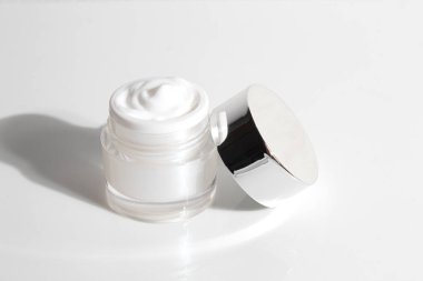 Cilt bakımı için makyaj tüpü. Kozmetik yaz güneş kremi. Ürün markalaşması.