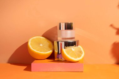 Cilt bakımı için makyaj tüpü. Kozmetik yaz güneş kremi. Ürün markalaşması.