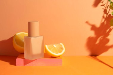 Cilt bakımı için makyaj tüpü. Kozmetik yaz güneş kremi. Ürün markalaşması.