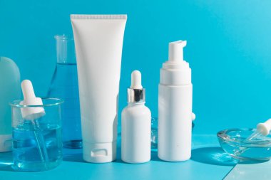 Cilt bakımı için makyaj tüpü. Yaz kremi, ürün markalaşması, bilim laboratuarında krem kremi tedavisi.