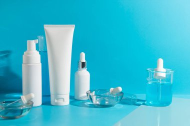 Cilt bakımı için makyaj tüpü. Yaz kremi, ürün markalaşması, bilim laboratuarında krem kremi tedavisi.