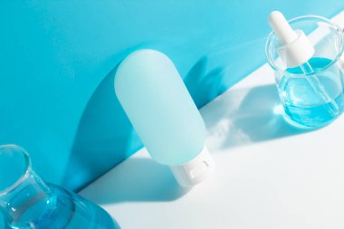 Cilt bakımı için makyaj tüpü. Yaz kremi, ürün markalaşması, bilim laboratuarında krem kremi tedavisi.