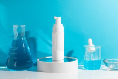 Cilt bakımı için makyaj tüpü. Yaz kremi, ürün markalaşması, bilim laboratuarında krem kremi tedavisi.