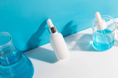 Cilt bakımı için makyaj tüpü. Yaz kremi, ürün markalaşması, bilim laboratuarında krem kremi tedavisi.