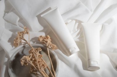 Cilt bakımı için makyaj tüpü. Kozmetik yaz güneş kremi. Ürün markalaşması.