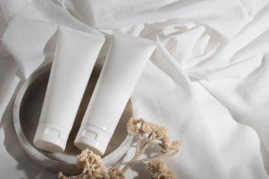 Cilt bakımı için makyaj tüpü. Kozmetik yaz güneş kremi. Ürün markalaşması.