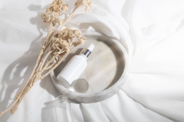 Cilt bakımı için makyaj tüpü. Kozmetik yaz güneş kremi. Ürün markalaşması.