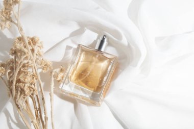 Cilt bakımı için makyaj tüpü. Kozmetik yaz güneş kremi. Ürün markalaşması.