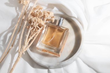 Cilt bakımı için makyaj tüpü. Kozmetik yaz güneş kremi. Ürün markalaşması.