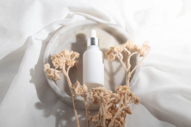 Cilt bakımı için makyaj tüpü. Kozmetik yaz güneş kremi. Ürün markalaşması.