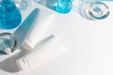 Cilt bakımı için makyaj tüpü. Kozmetik yaz güneş kremi. Ürün markalaşması.