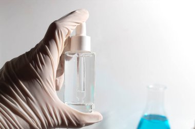 Cilt bakımı kozmetik, ürün markalaşması, krem kremi tedavisi için el ve tüp tüpü olan bilim adamı laboratuvar deneysel test odası.