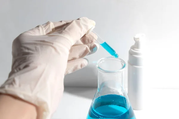 Scientist Hand Mockup Tube Bottle Skin Care Cosmetic Product Branding — Stockfoto